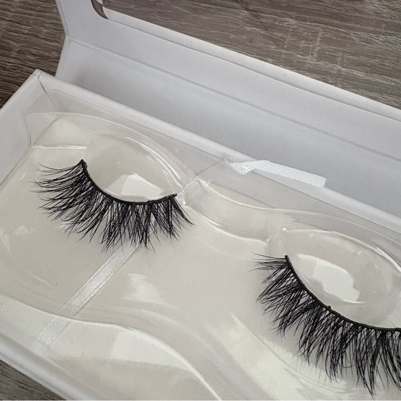 Lilly Lashes Black Wispy Lite Mink Lashes - Luxe - Picture 8 of 11